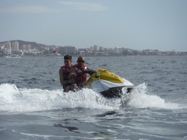 Paseando en jet ski con amigo