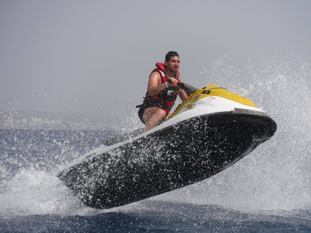 Saltando en jet ski