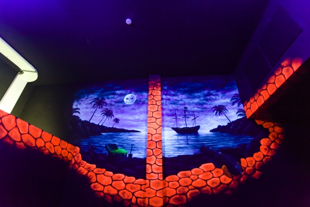 Murales que brillan en la oscuridad de laser tag