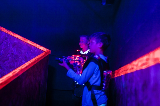 Ninos preparandose para laser tag