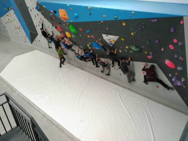  Accroché au mur en même temps