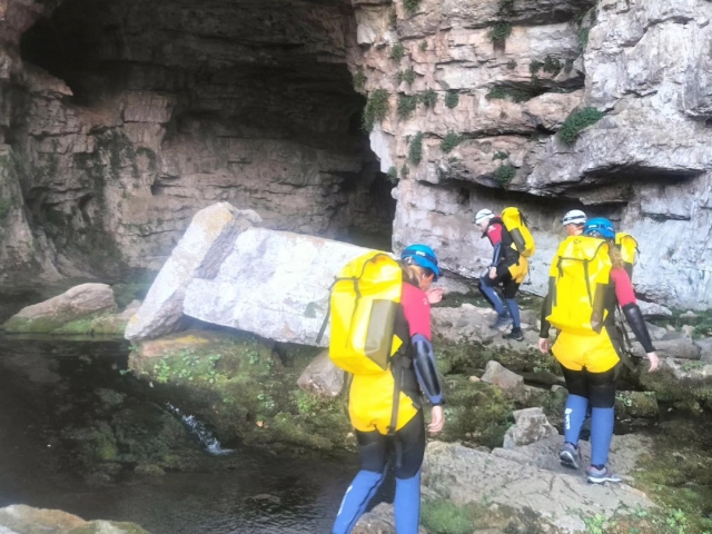 Entrando en la Cueva de los Chorros