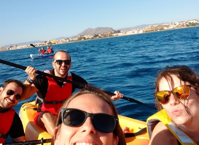 En kayak con gafas de sol