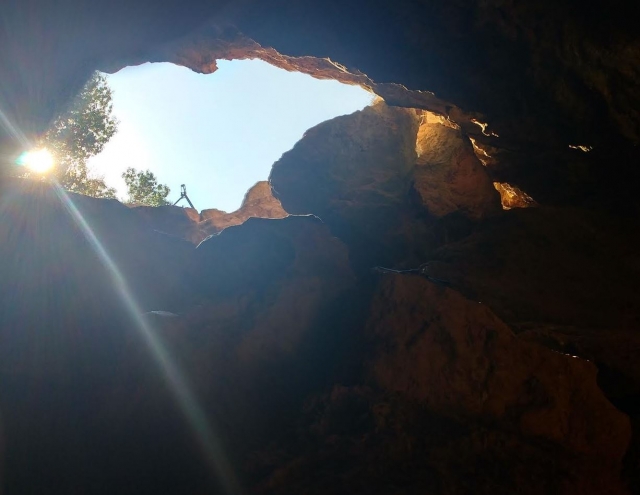 Luz penetrando en la cueva