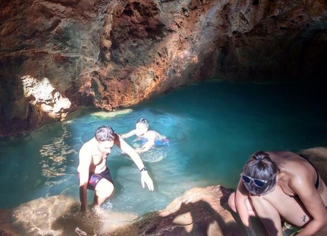 Nadando  en la cueva del agua