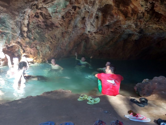 Relajados en el interior de la cueva