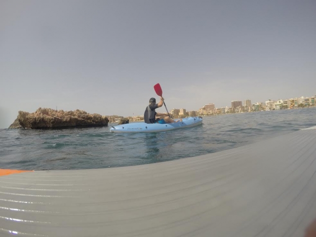  Enfoncer la pagaie dans l'eau 