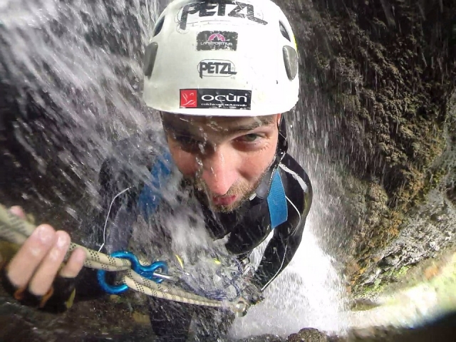  Abseilen mit Wasserfall