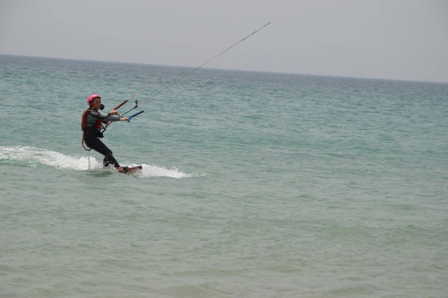 Surcando las olas con el equipo de kitesurf