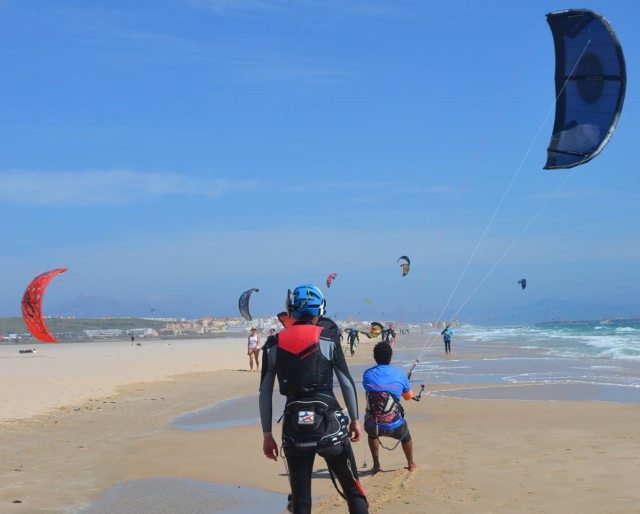 Volando las cometas de kitesurf