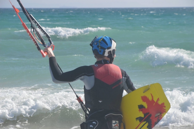 Con el equipo de kitesurf en la playa