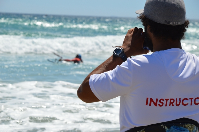 El instructor supervisando