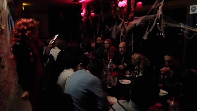Cenando comida tenebrosa