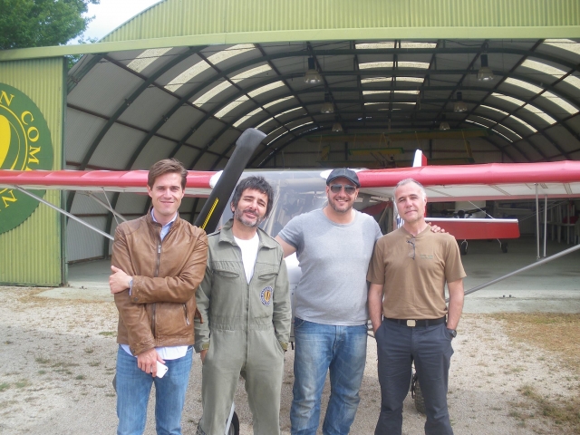 Los pilotos ante la avioneta