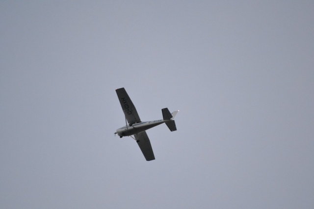  Pequeno avião contra o céu 