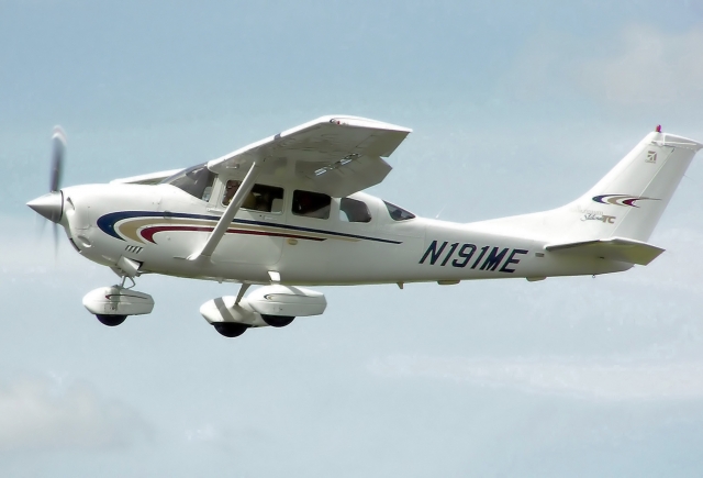  Pequeno avião monomotor 