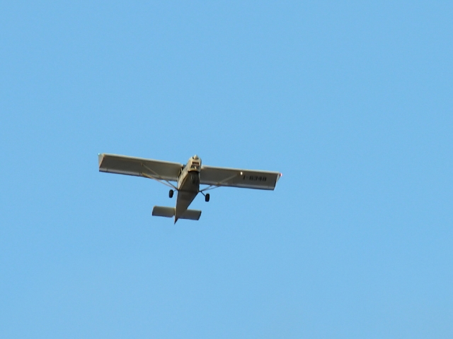  Pequeno avião no ar 