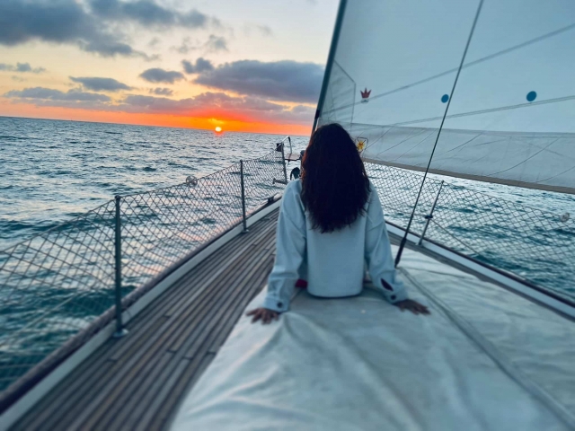  Godersi un tramonto in barca a vela 