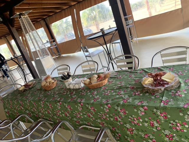 Mesa lista con los aperitivos