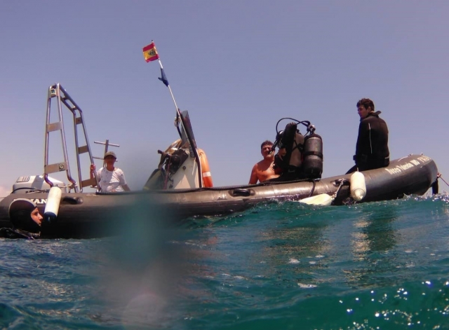  Boat ready for diving baptism 