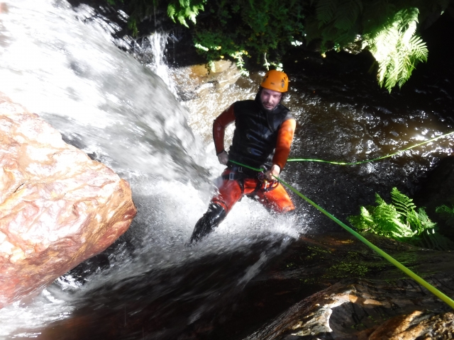 Rapel acuatico barranco