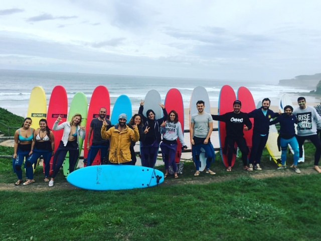  Com o equipamento de surf dsps para um passeio 