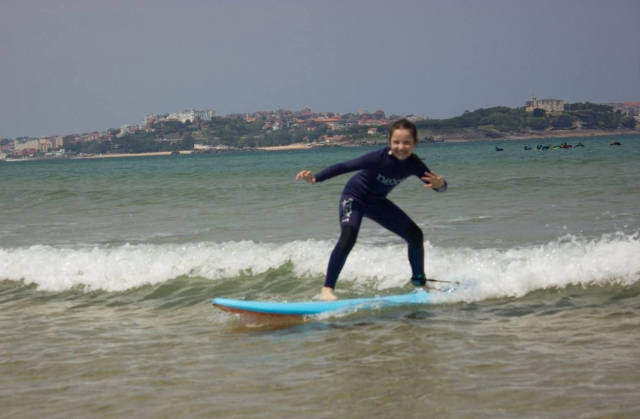  Crianças surfando nas praias .jpg 