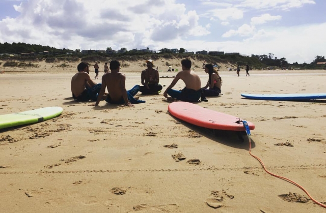 Sentado depois de voltar do surf 
