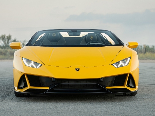 Drive a Lamborghini along Barceloneta Beach 20min