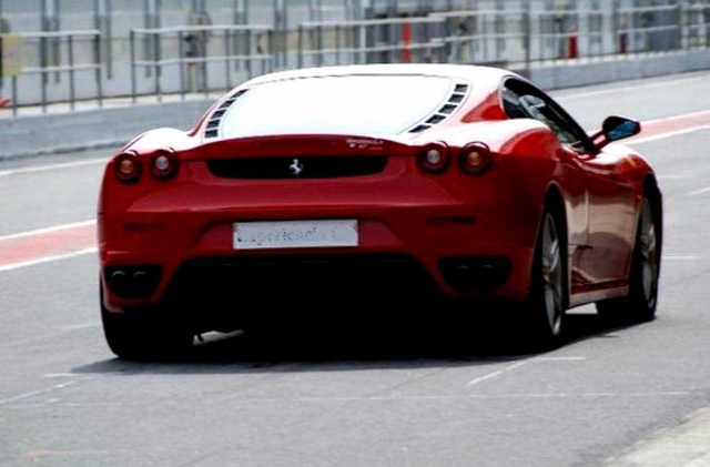  Ferrari sul circuito vista posteriore 