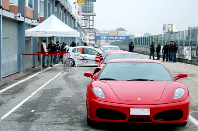  Ferrari sul circuito 
