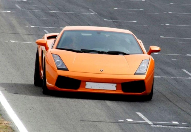  Ferrari arancione in pista 