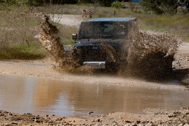  4x4 穿过泥浆 