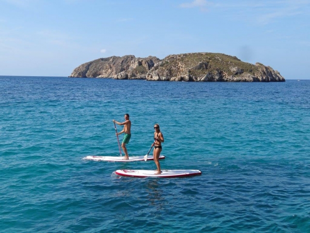 Pareja haciendo paddle surf