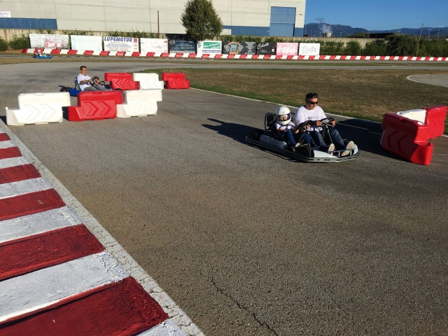 Dos pilotos en el kart