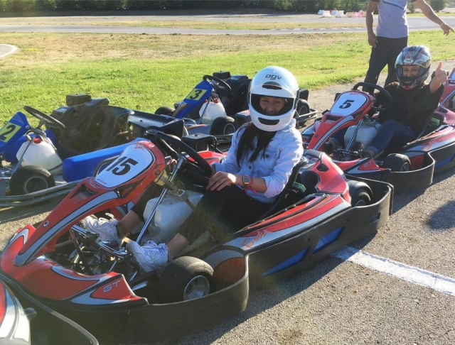 Chica en kart con casco
