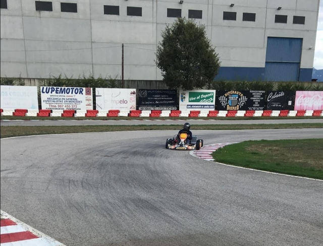 Karting adulto en curva