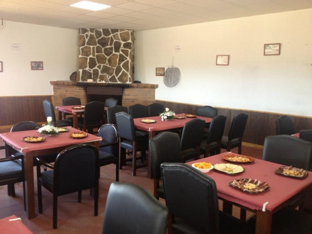  tavoli accanto al camino 