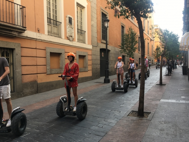 Atraviesa las calles del Barrio de las Letras a bordo de nuestros segways