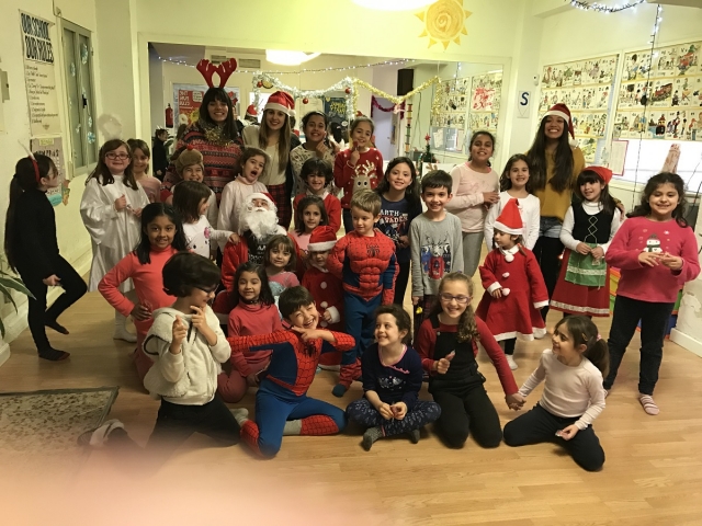  Im Weihnachtscamp haben sich alle schick gemacht