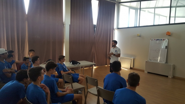 Atendiendo a la clase teórica