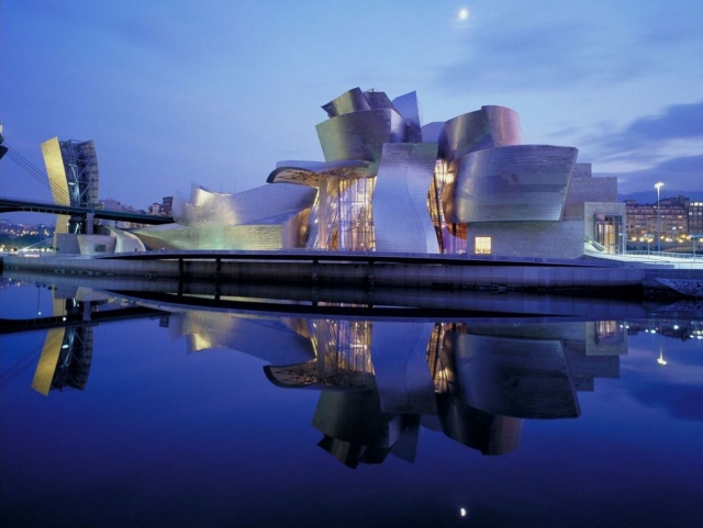 Museo reflejado en la ria