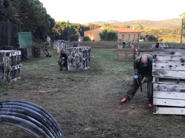  Dans une bataille de paintball 