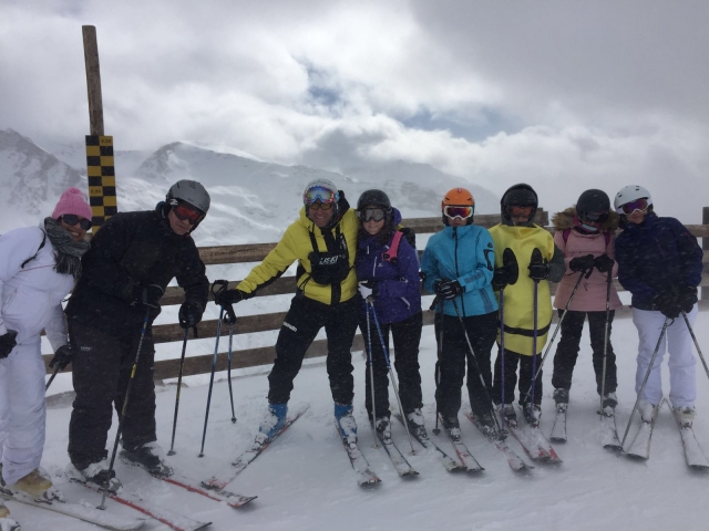  Adults learning to ski 