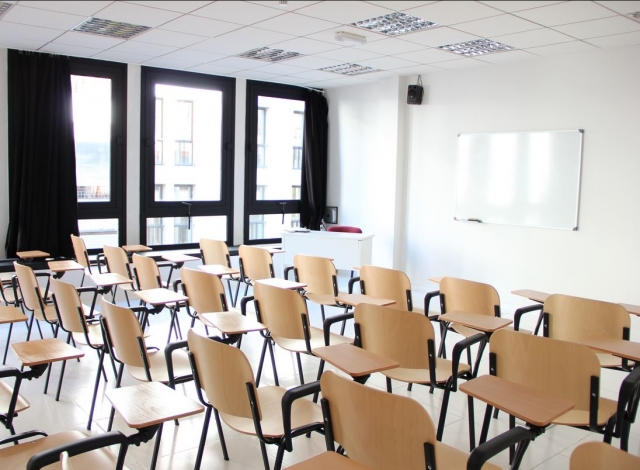  Klassenzimmer mit Tafel 