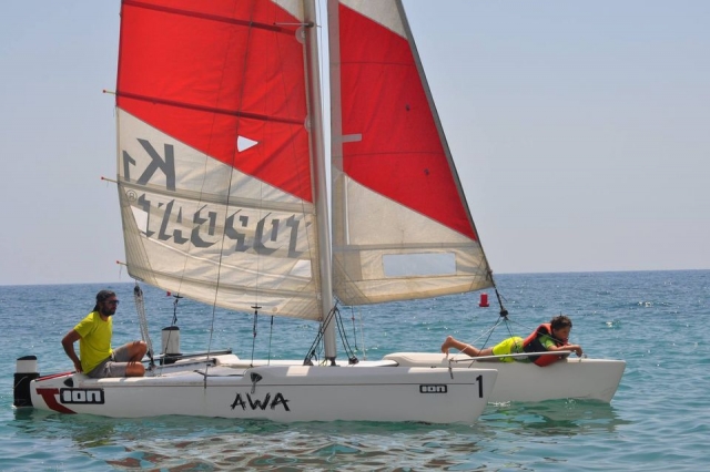  Catamaran naviguant le long de la côte d'Almería