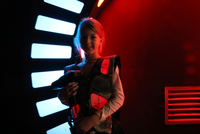 Peque jugando a laser tag
