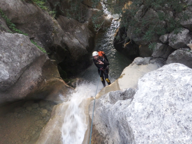  Abseilen beim Canyoning 