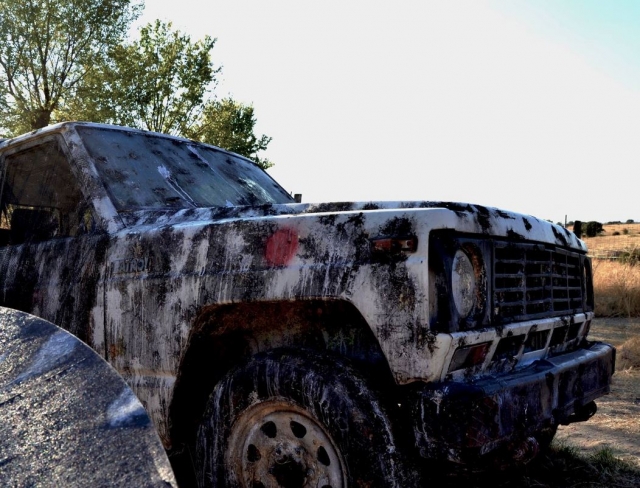 Voiture sur le terrain de paintball 