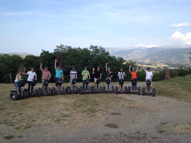  Mit erhobenen Armen auf einem Segway 
